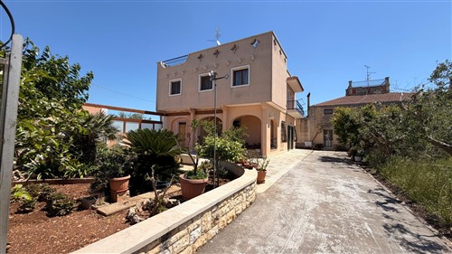 Villa a Pochi Passi, Completa di Tutti i Servizi. Buono Stato.